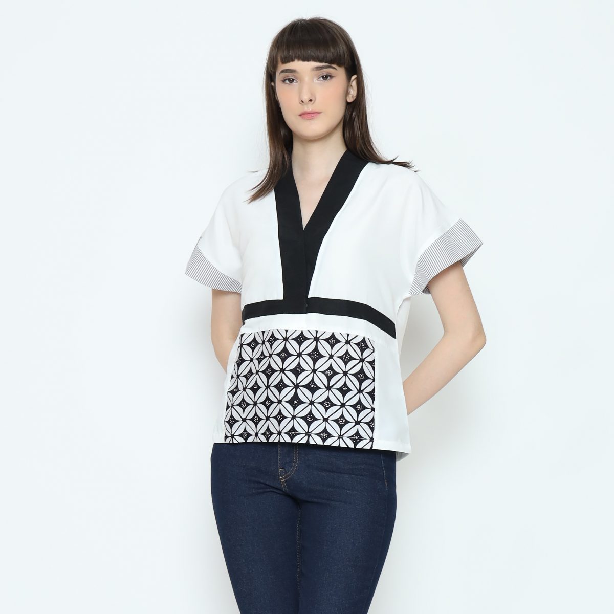 Akari Blouse Cream Black